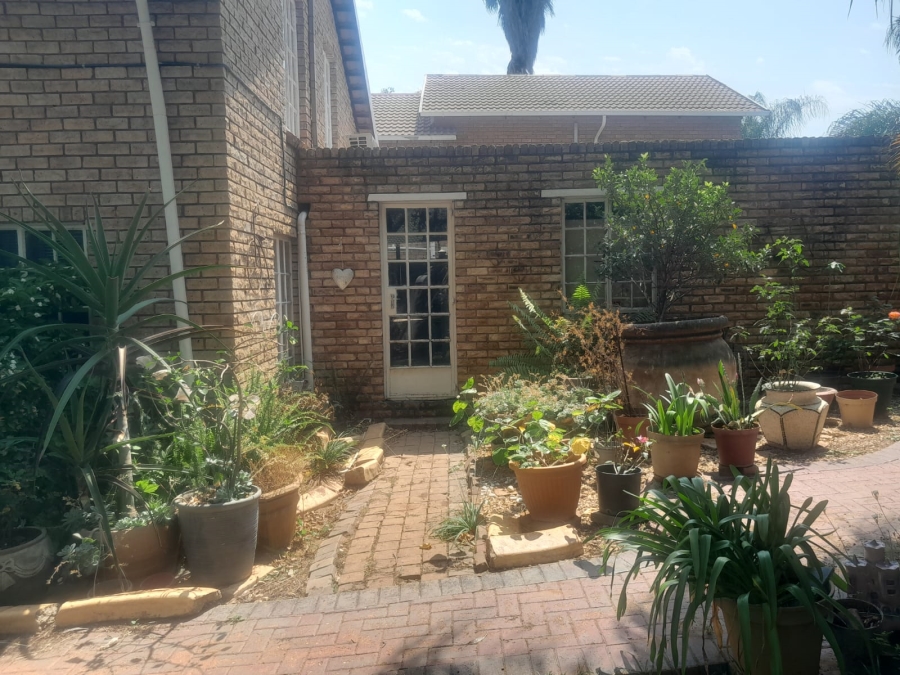 5 Bedroom Property for Sale in Heuwelsig North West